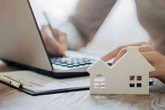 © Steve / stock.adobe.com Laptop und kleines Häuschen