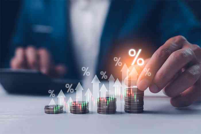© Suriya - stock.adobe.com Mann mit Münzen