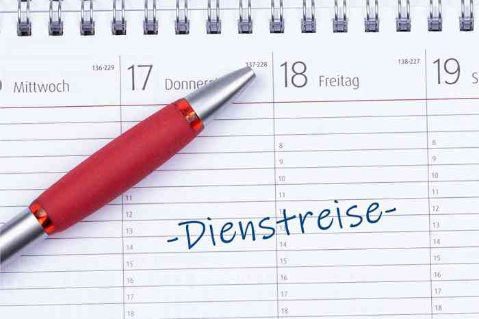 © HNFOTO - stock.adobe.com Kalender mit Schrift Dienstreise darauf