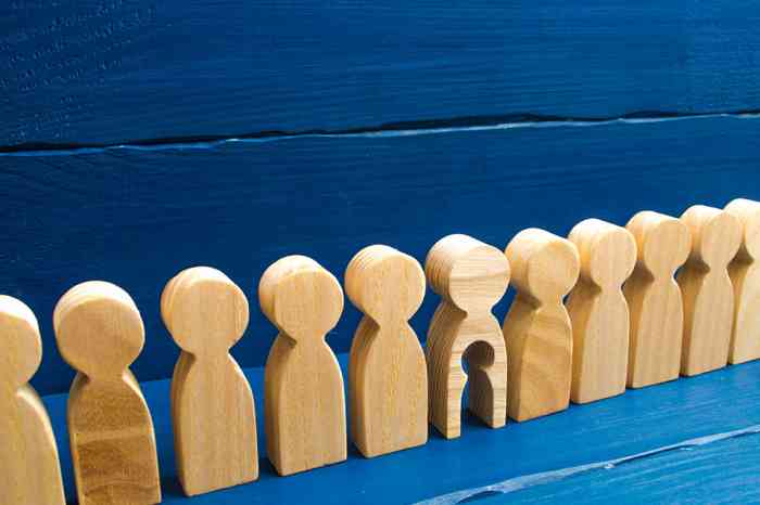 © Andrii Yalanskyi - stock.adobe.com Holzfiguren in einer Reihe, eine hat ein ausgeschnittenes Kind